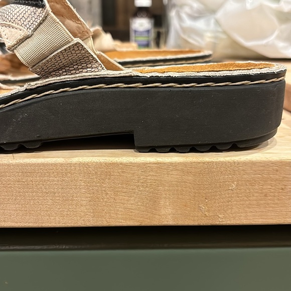 Naot slides - Picture 6 of 7